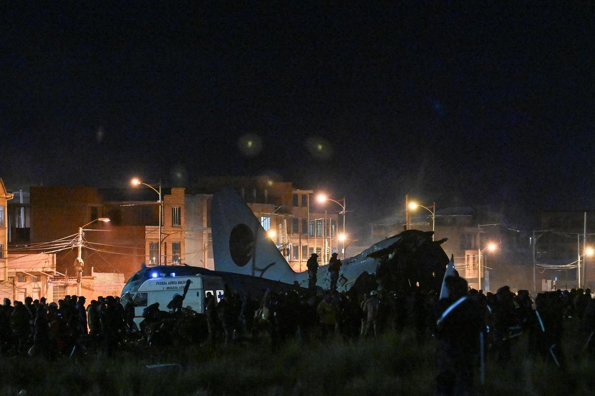 Bolivia Military Plane Crashes Near La Paz, At Least 20 Dead