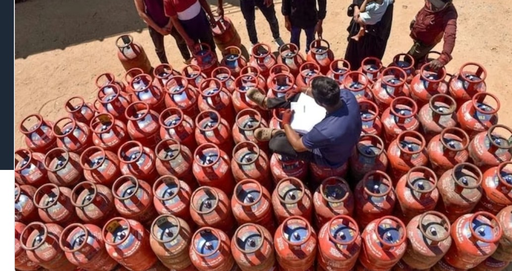 LPG Shortage Triggers Raids, Long Queues and Service Disruptions Across India