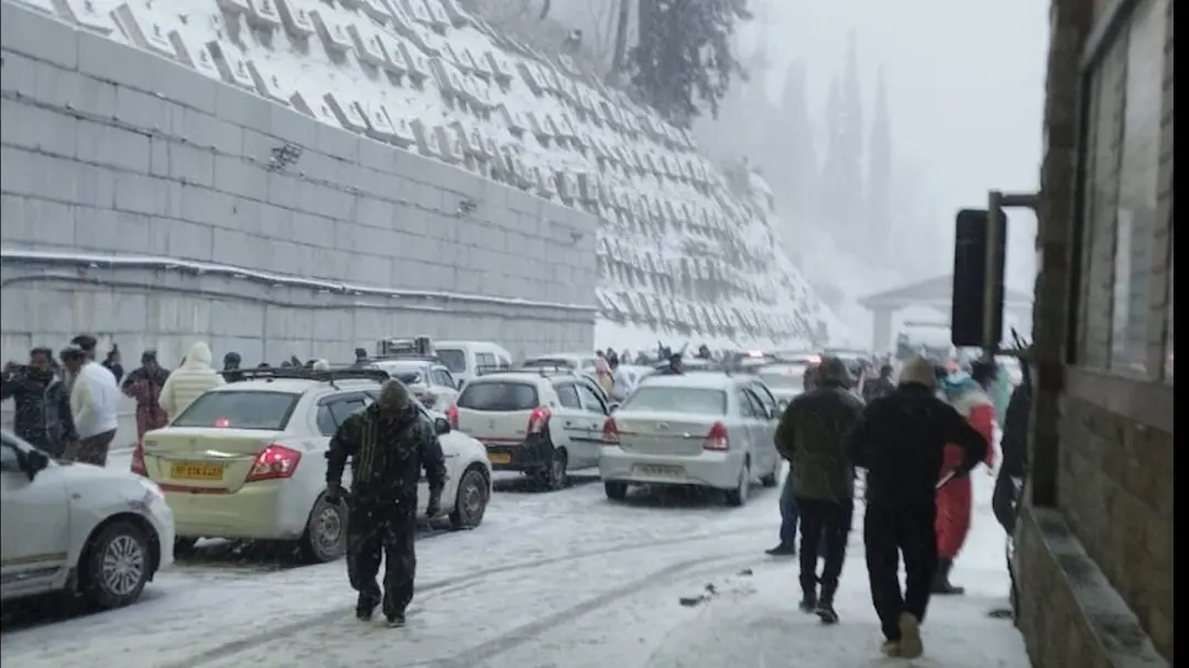 Thousands of Tourists Stranded Near Atal Tunnel After Heavy Snowfall in Himachal Pradesh