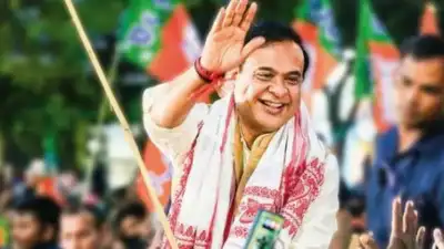 Like ‘Stone Cold’ Steve Austin: Himanta Biswa Sarma Opens Coca-Cola Can in Style During Assam Rally”