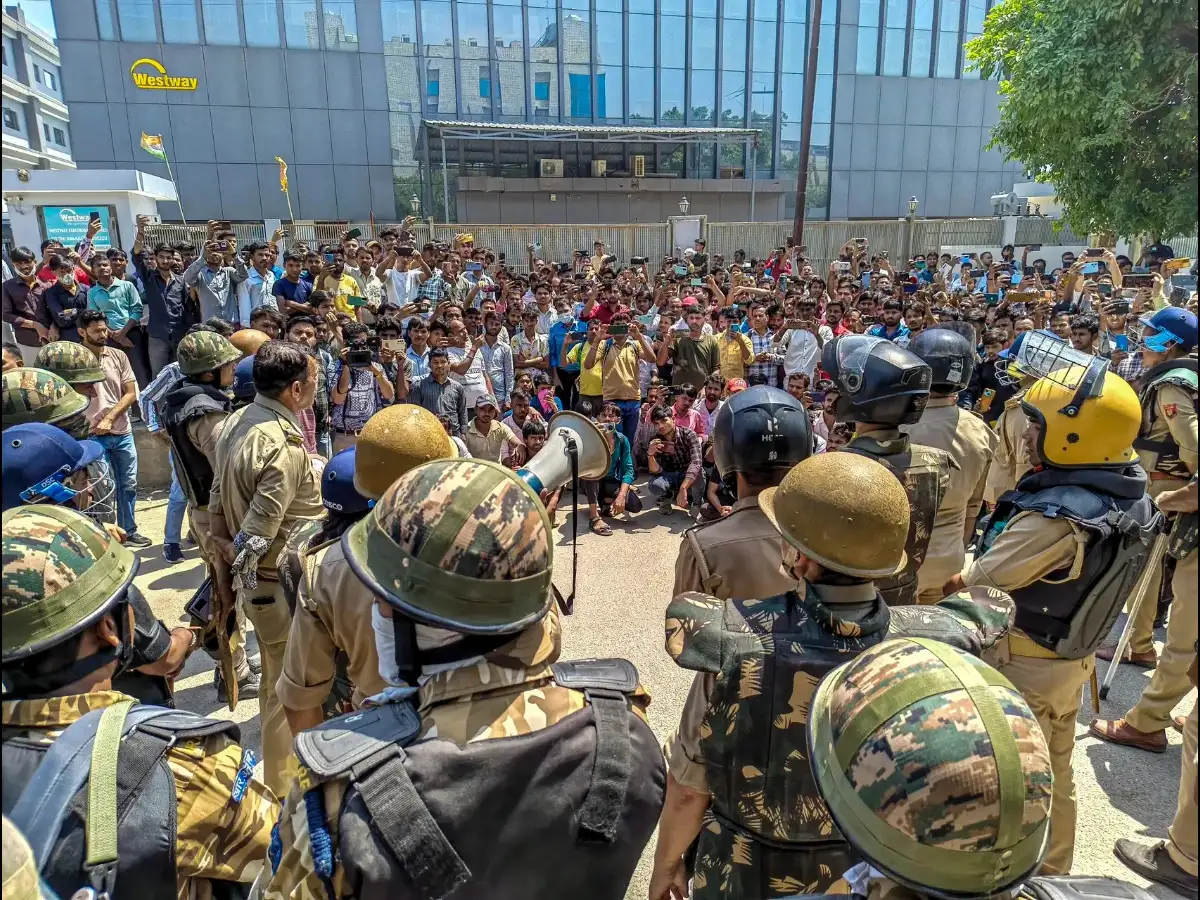 Noida Labour Unrest Turns Violent, Over 300 Detained; Wage Dispute Triggers Statewide Alert