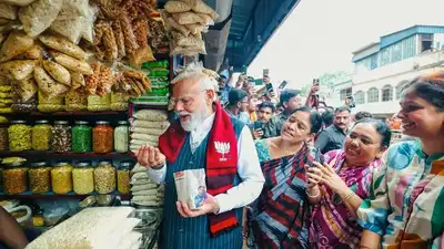 PM Modi’s Jhalmuri Moment in West Bengal Goes Viral, Sparks Public Connect Ahead of Polls