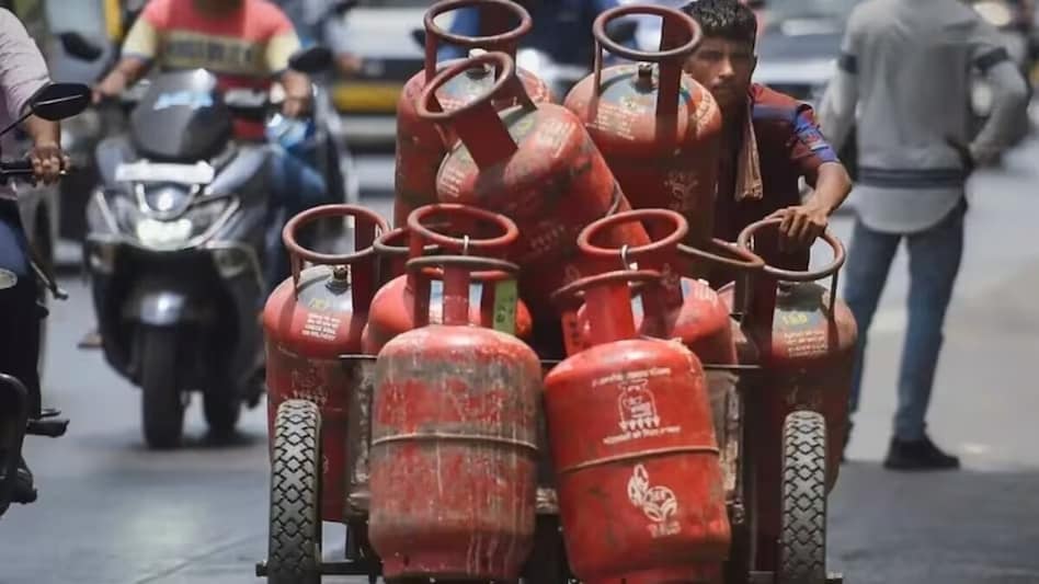 Government Defends LPG Price Hike, Says ₹700 Loss Incurred on Every Cylinder