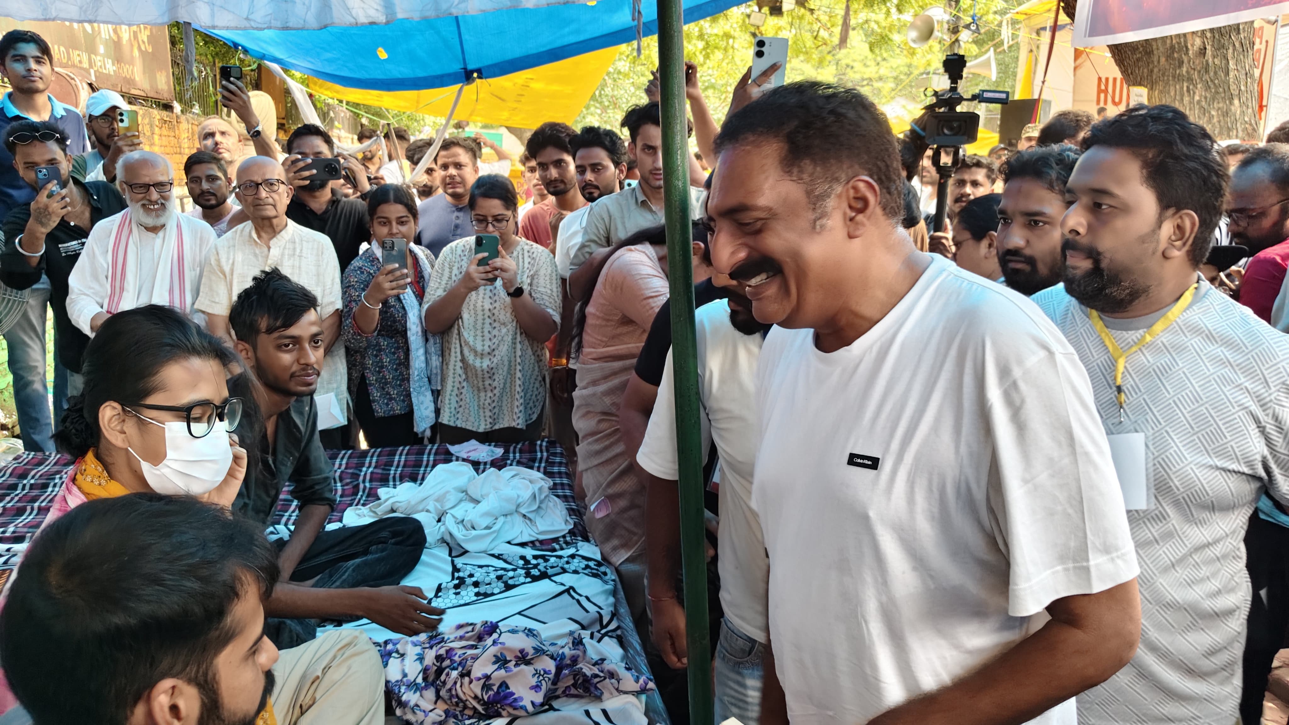 Prakash Raj Extends Support to AISA Hunger Strike at Jantar Mantar on Day 14