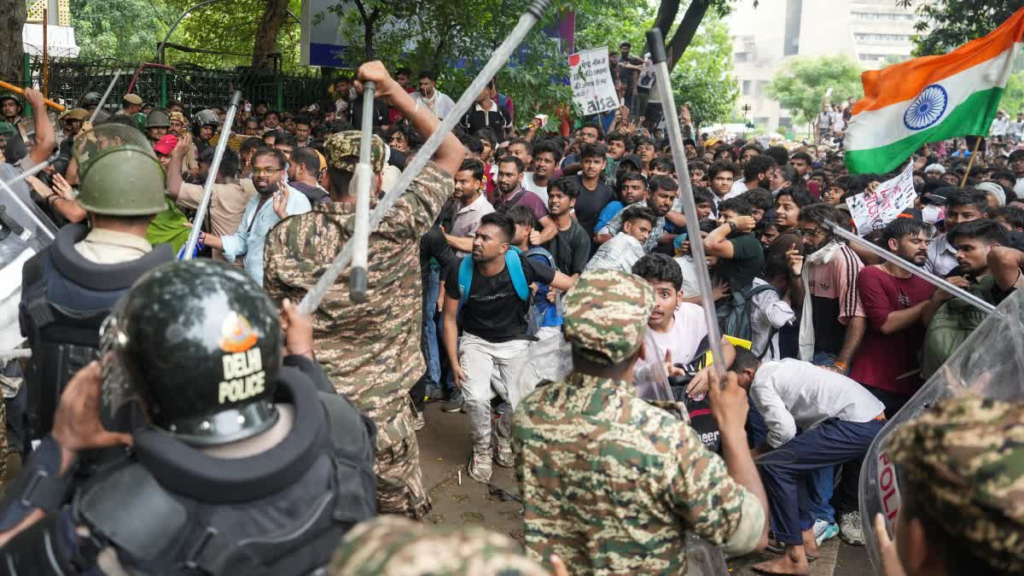 दिल्ली में 'चलो संसद' मार्च के दौरान बवाल, पुलिस ने किया भीड़ नियंत्रण