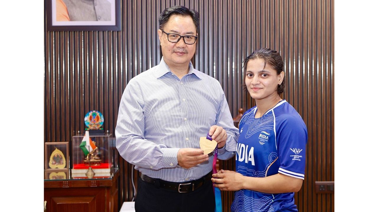 Kiren Rijiju Meets Commonwealth Games Gold Medallist Asmita Dey