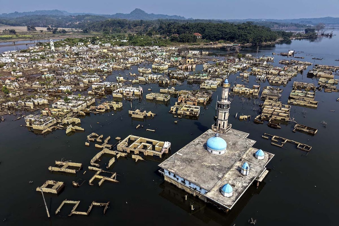 El Niño-Induced Drought Reveals Years-Old Village Beneath Indonesia’s Dam
