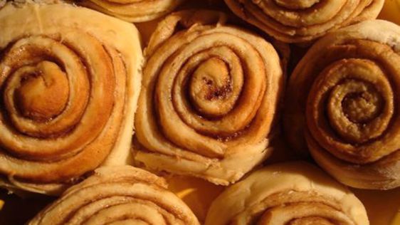 Copycat Cinnabon Rolls With Icing recipe